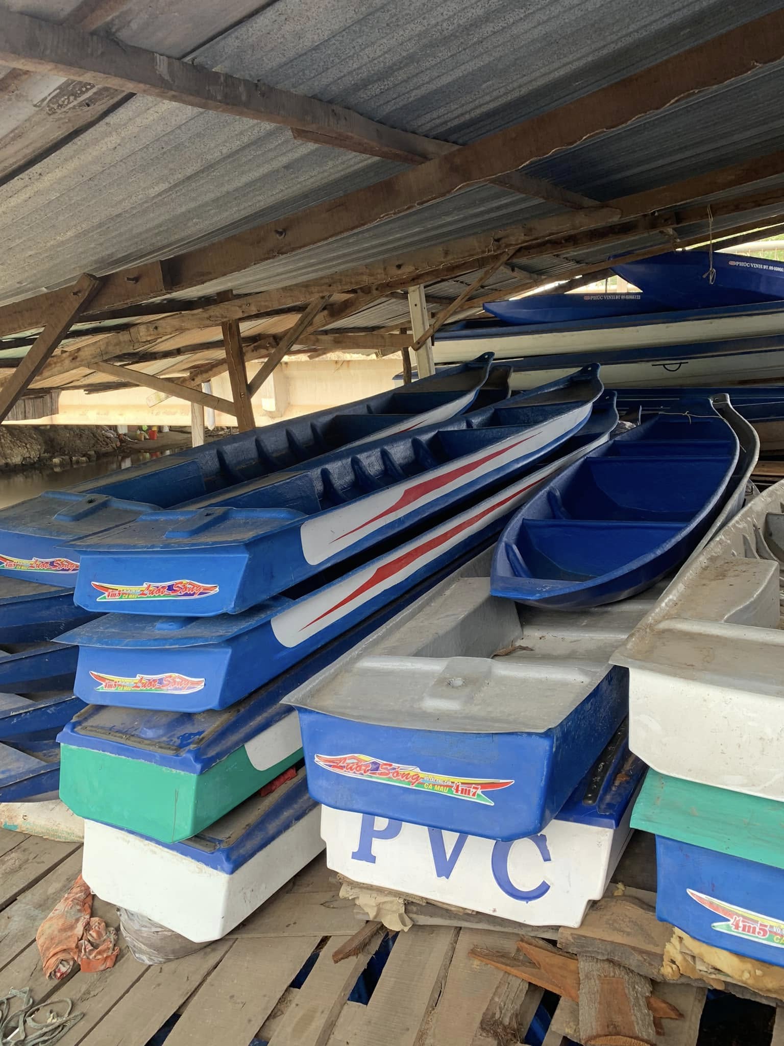 Ghe xuồng composite nhiều màu